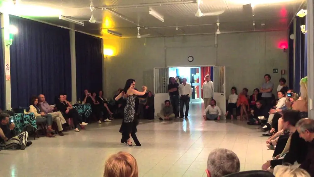 Video thumbnail for Tango Carlos Di Sarli en Bologna Georgina & Oscar Mandagaran mayo 2013 -1