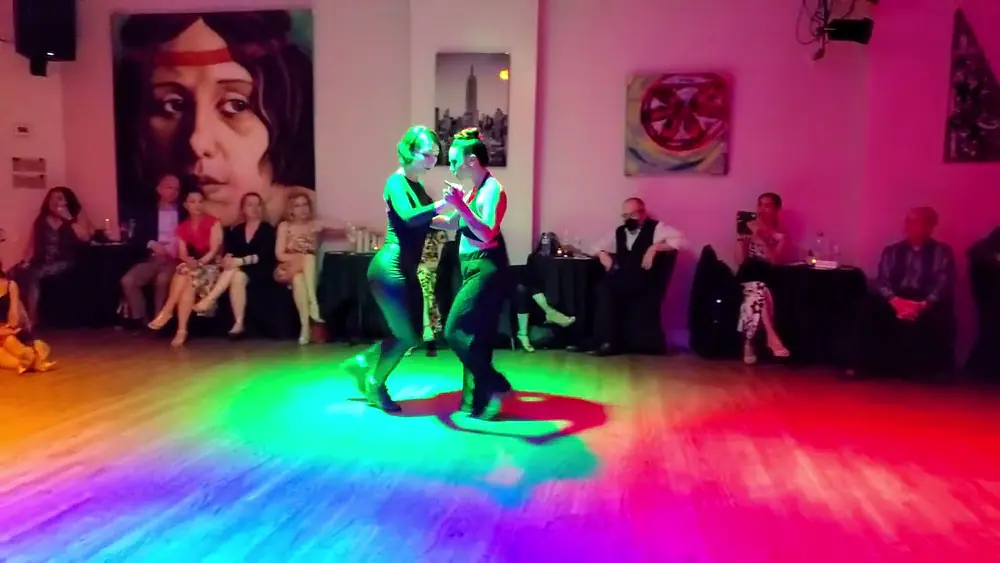 Video thumbnail for Argentine tango: Gaby Mataloni & Inez Muzzopapa - Bailemos