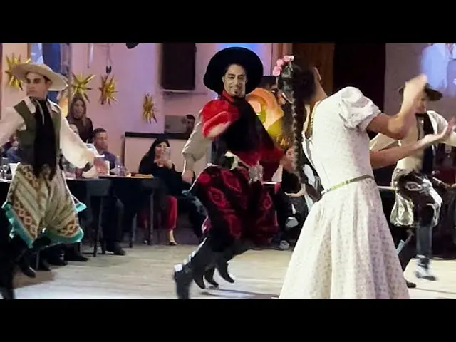 Video thumbnail for Compañia Folklórica Popular de Leonardo Freire. En lo de Balmaceda Milonga 22may25 (3)