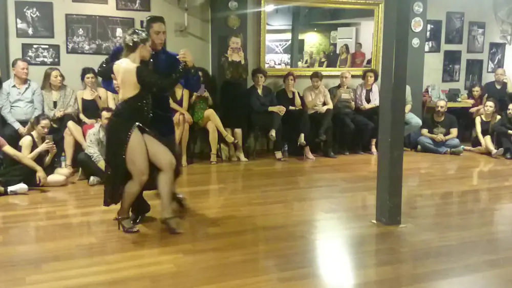 Video thumbnail for Barbara Ferreyra & Exequiel Relmuan. Cantemos Corazon / Orq  Di Sarli & R.Fiorio. Milonga Friends