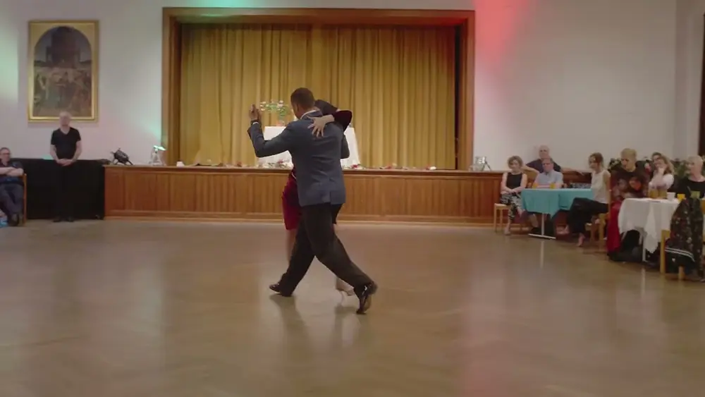 Video thumbnail for Barbara Carpino y Claudio Forte bailan Juan D'Arienzo - El Último Café