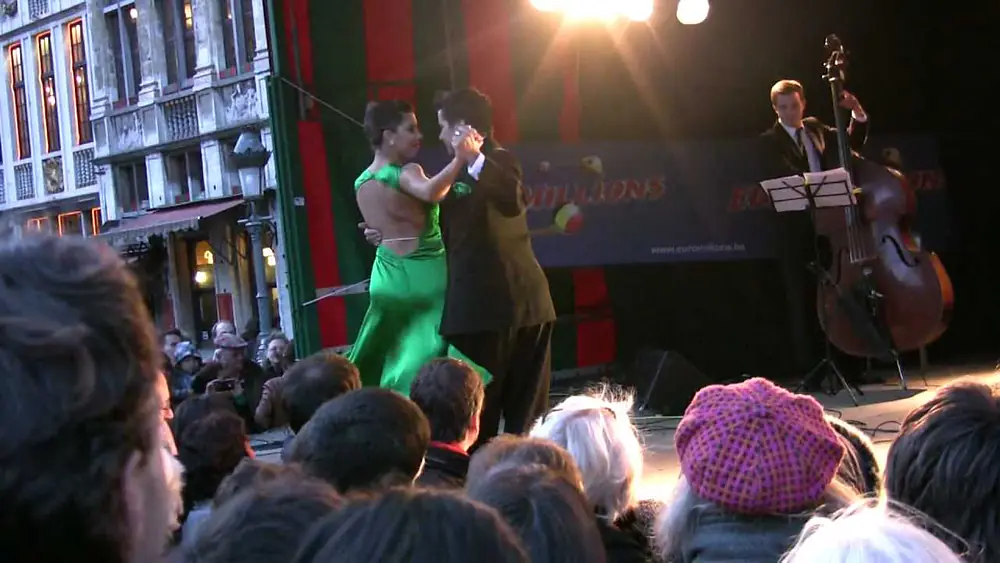 Video thumbnail for sur la Grand Place de Bruxelles , Roxana Suarez et Sebastian Achaval dansent le tango