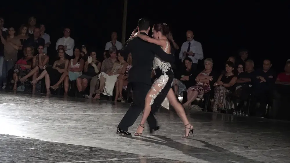 Video thumbnail for Facundo Pinero y Vanesa Villalba  13 07 2018  Festival del Tango Trani 2.4