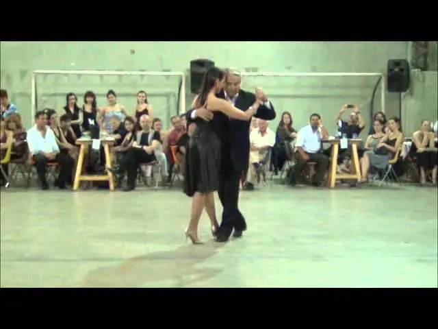 Video thumbnail for LAURA GRANDI y EDUARDO PAREJA "PAREJITA" bailando el tango UNA EMOCION en la MILONGA DEL MORAN