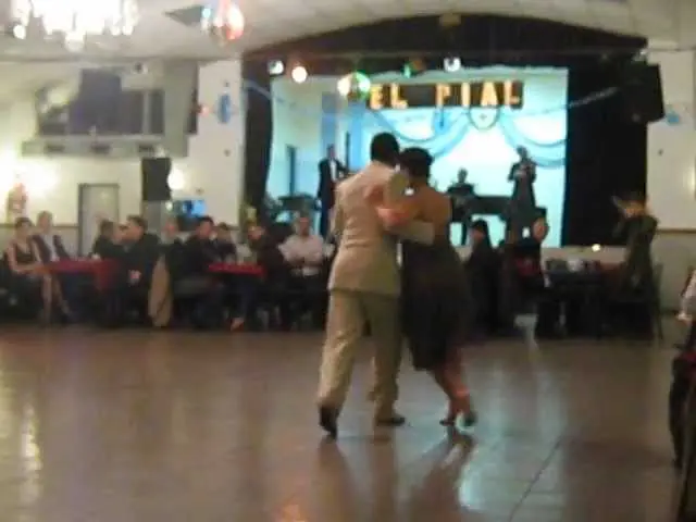 Video thumbnail for Facundo de la Cruz y Paola Sanz -MILONGA LA BALDOZA-Orquesta SOLO TANGO en vivo