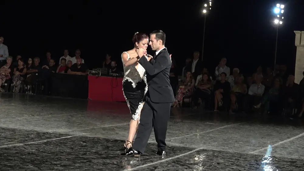 Video thumbnail for Facundo Pinero y Vanesa Villalba  13 07 2018  Festival del Tango Trani 1.4