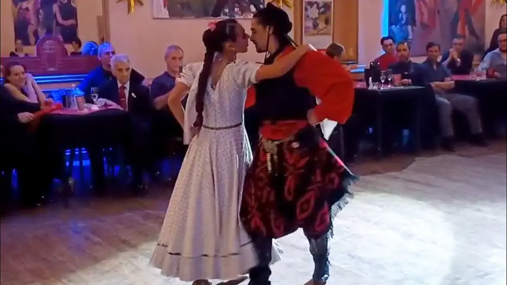 Video thumbnail for Compañia Folklórica Popular de Leonardo Freire. En lo de Balmaceda Milonga 22may25 (2)