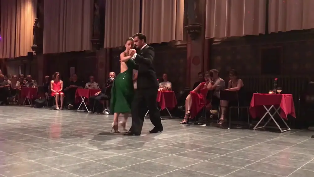 Video thumbnail for Edwin Olarte & Vittoria Franchina bailan tango en la Capilla Altena 30 06 18 2