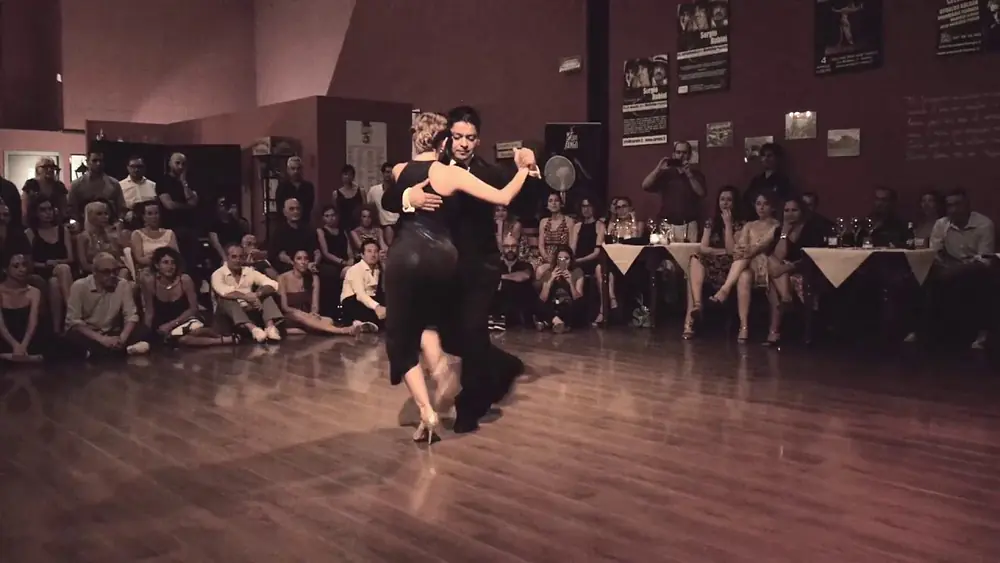 Video thumbnail for Carlos Espinoza y Noelia Hurtado en Parma - 2017, "Tierrita", Juan D'Arienzo