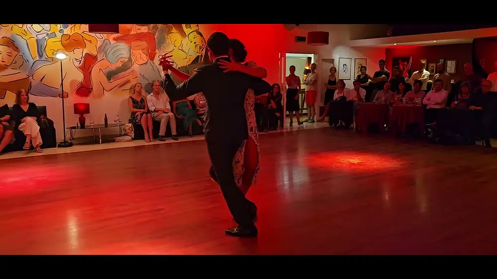 Video thumbnail for Sebastian Jimenez y Raquel Makow na Milonga del Viernes en 13/09/24. Anibal Troilo-Ojos Negros - 4/5