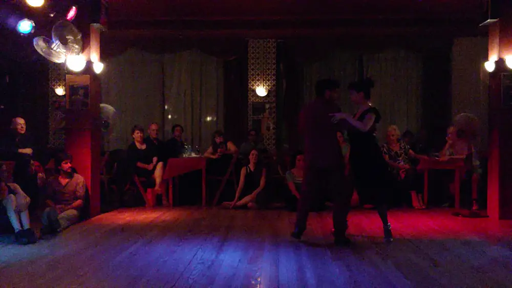 Video thumbnail for Mariela Sametband y Guille "peque" Barrionuevo. Milonga Mandinga. Uruguay 2019 3/4