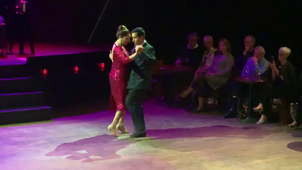 Video thumbnail for Cristian Correa y Miriam Copello bailan una Milonga