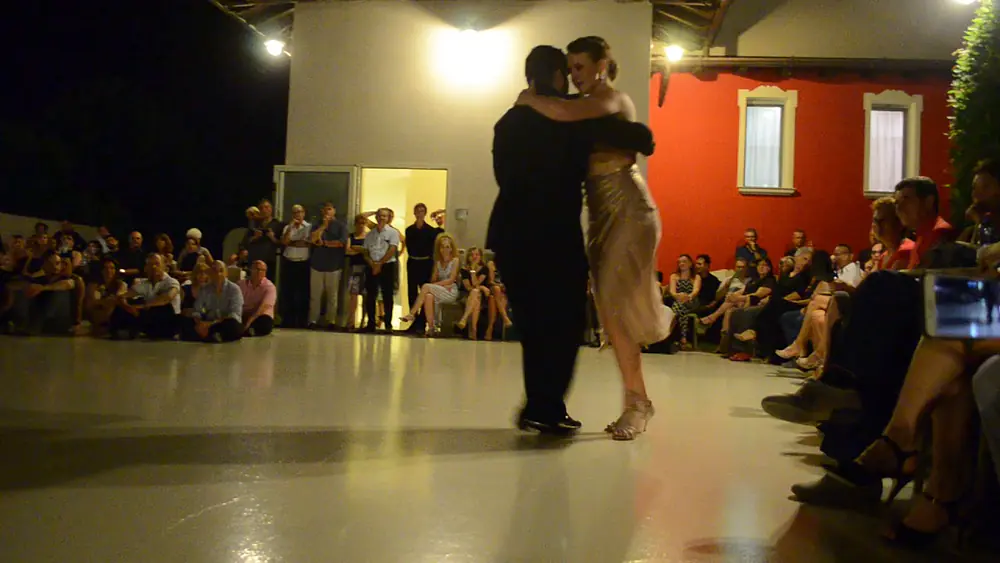 Video thumbnail for Claudia Cavagnini y John Zabala @Milonga La Rotonda 2/4