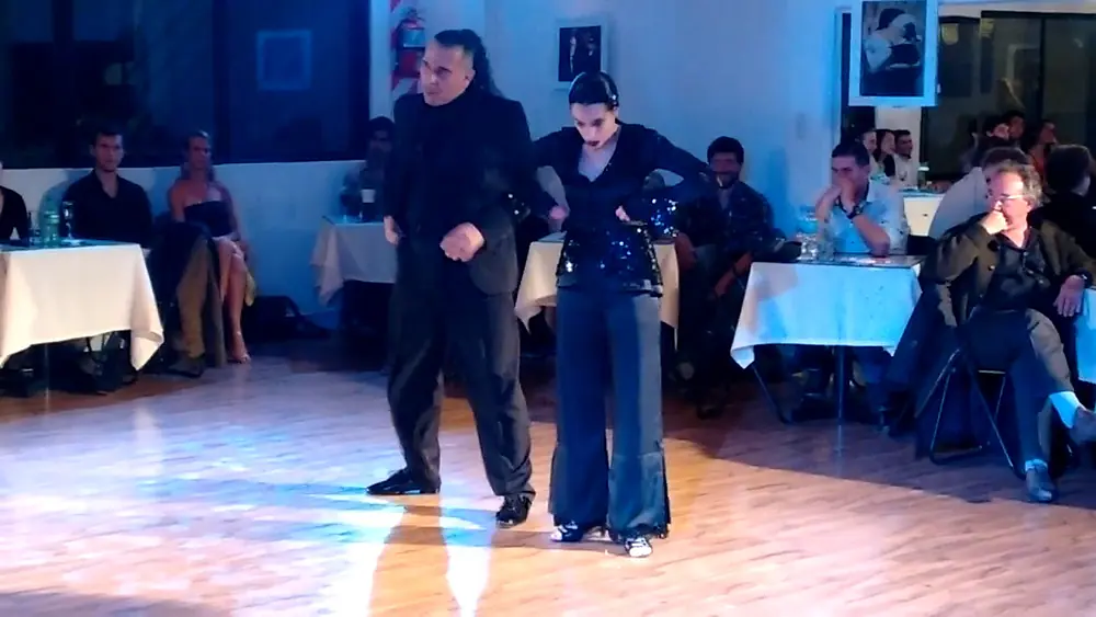 Video thumbnail for 104 Dos Orillas práctica de tango, bailan Mariana Flores y Eduardo Capussi  4 de septiembre 2015  4
