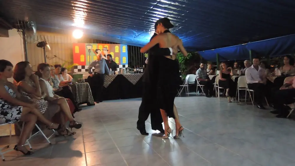 Video thumbnail for Luciano Bastos e Laura Maldonado bailam milonga