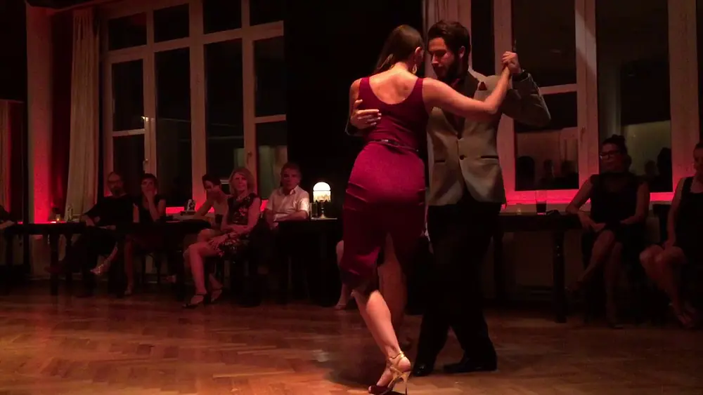 Video thumbnail for Natasha Lewinger y Haris Mihail 1/5 bailan un Tango "Pescadores de perlas" de Forindo Sassone