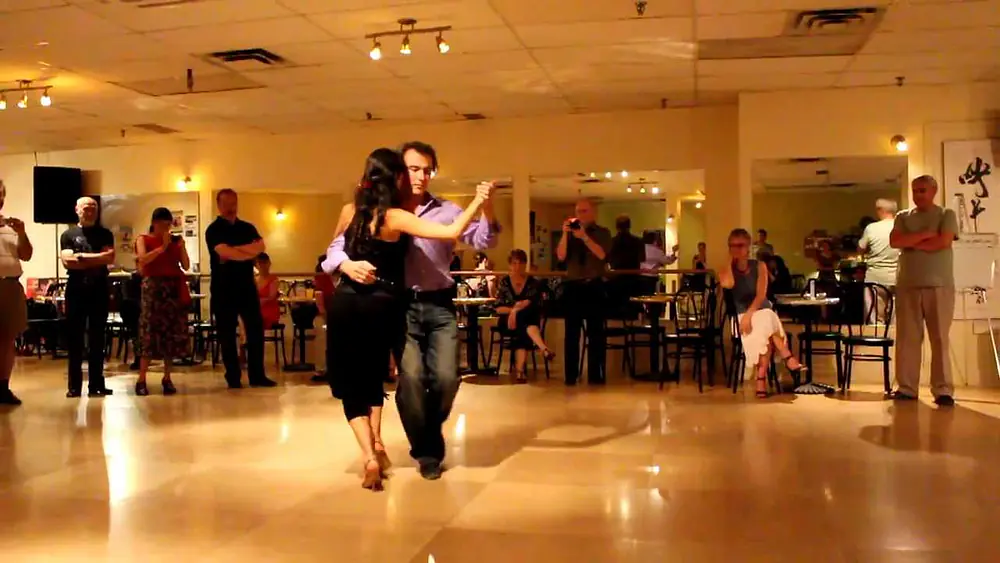 Video thumbnail for Mariana Dragone y Tomás Howlin - Studio Tango Montreal - Clase 1 - Duelo criollo