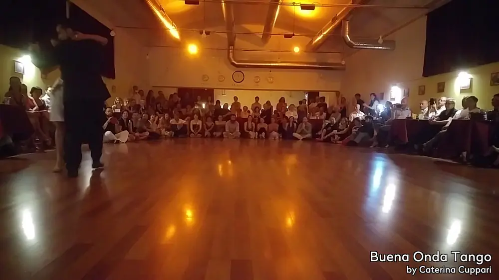 Video thumbnail for Milonga Clarisa Aragon e Jonathan Saveedra esibizione Buena Onda Tango