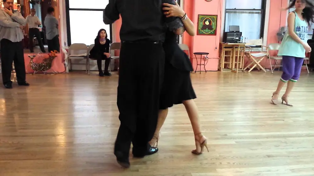 Video thumbnail for Argentine tango workshop: Leandro Oliver & Laila Rezk - Sequences for reduced spaces