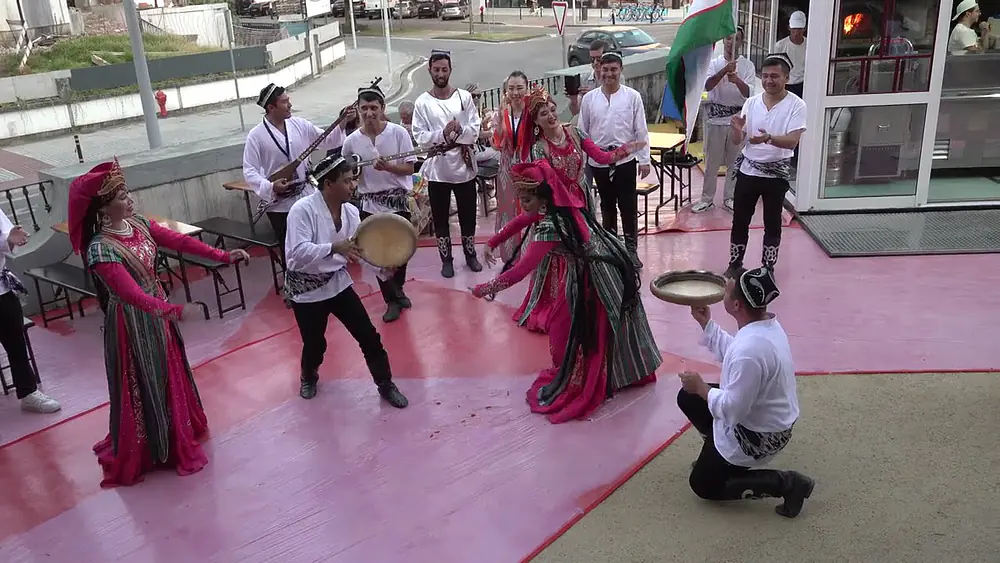 Video thumbnail of Uzbek folk dance: Milliy xalq qoshigi "Yor istal Mustahzod"