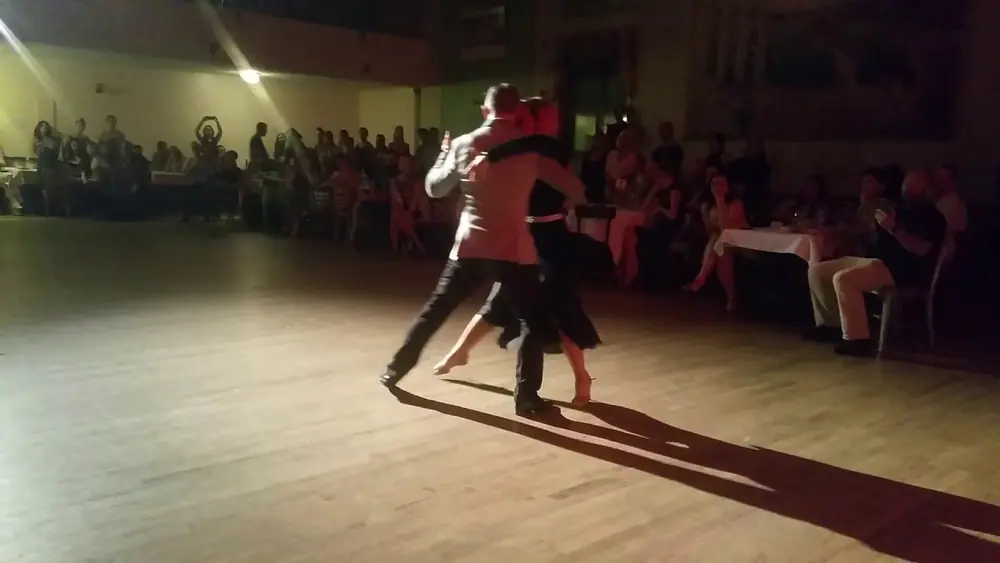 Video thumbnail for Argentine tango: Julia Urruty & Claudio Gonzales - Una Fija (Glorias De Ayer)