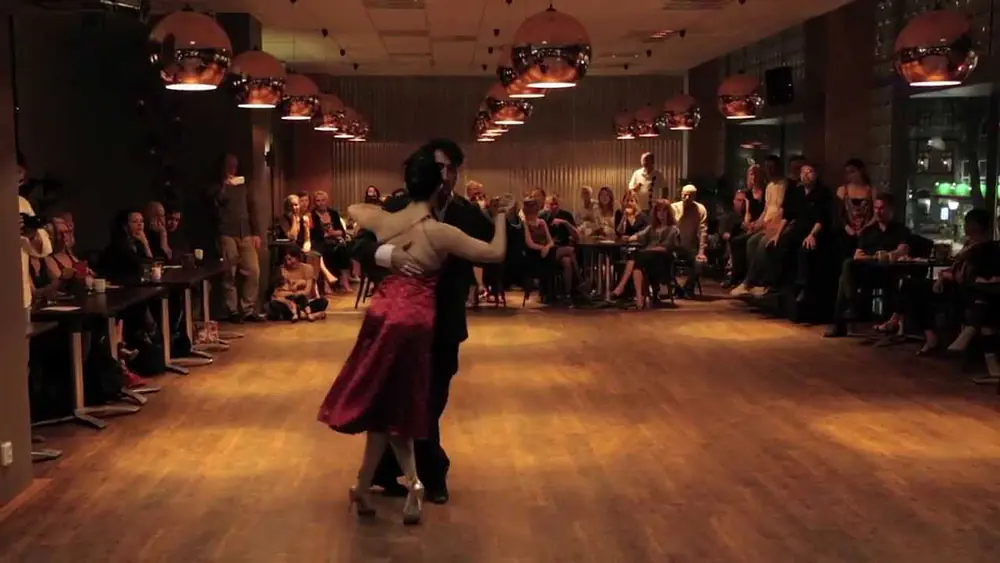 Video thumbnail for Paulina Cazabon y José Luis Gonzalez, Milonga Tres Esquinas, Estocolmo, tango 1