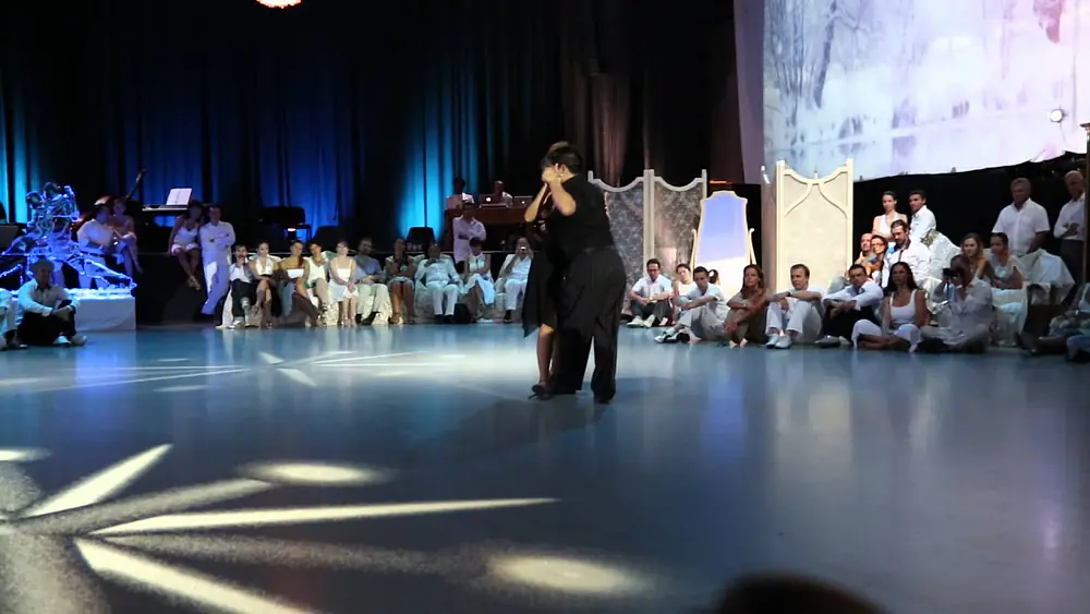 Video thumbnail for Danubiando 2012 Budapest Carlitos ESPINOZA y Noelia HURTADO Tango