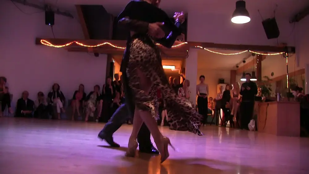 Video thumbnail for Les danseurs de Tango Michael Nadtochi et Elvira Lambo dansent sur la milonga Sacachispas