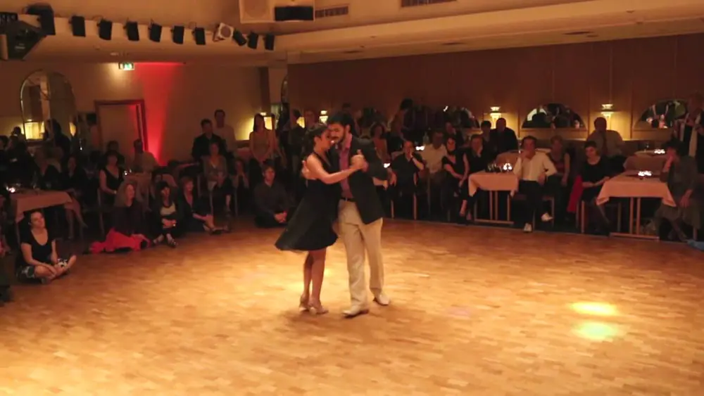 Video thumbnail for Rocio LlEQUIO y Adrian FERREYRA Musik Yoyo Brujo von D`Arienzo