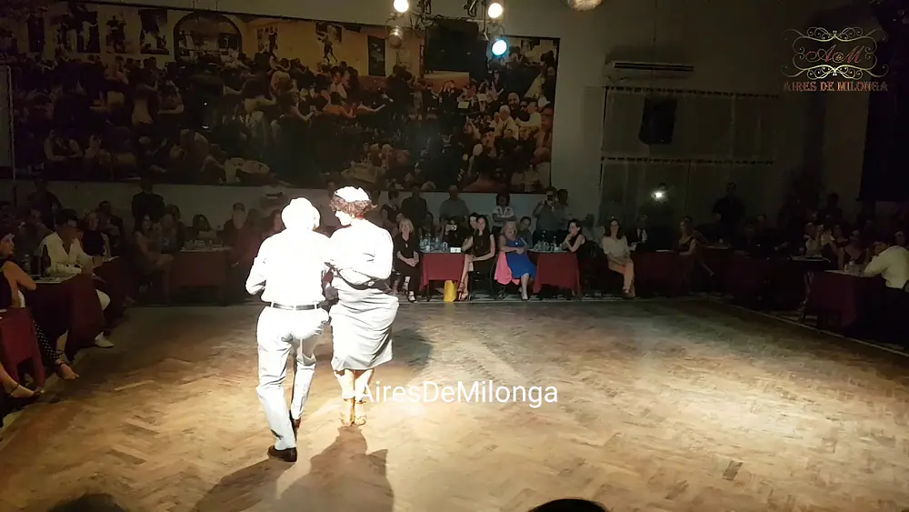 Video thumbnail for Tango baile divertido. Lorena Goldestein, Cristian Gallardo, salón Canning, Parakultural milonga