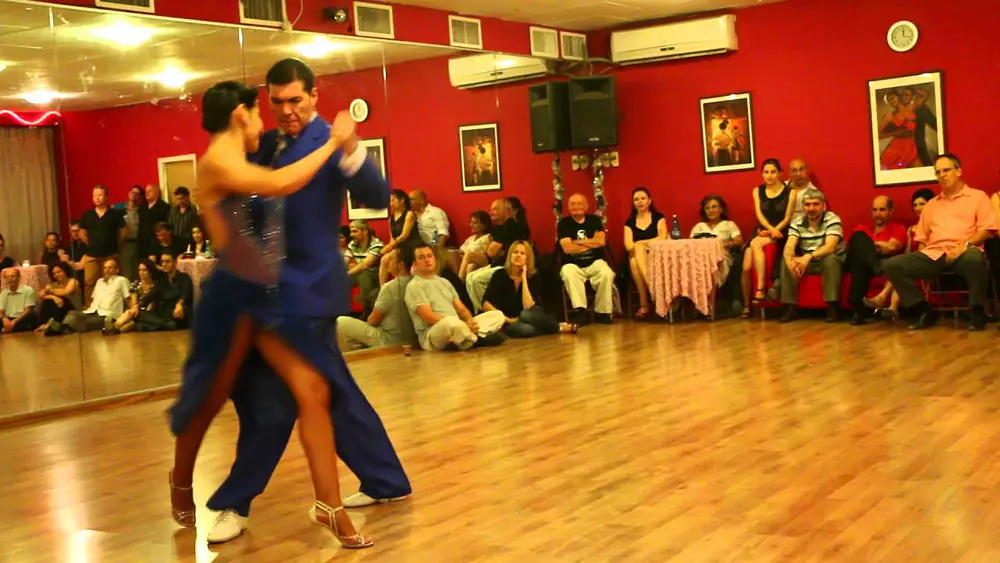 Video thumbnail for Alejandro Barrientos & Rosalia Gasso - Derecho viejo - (3/4) - Passover Milonga - 30/04/2016