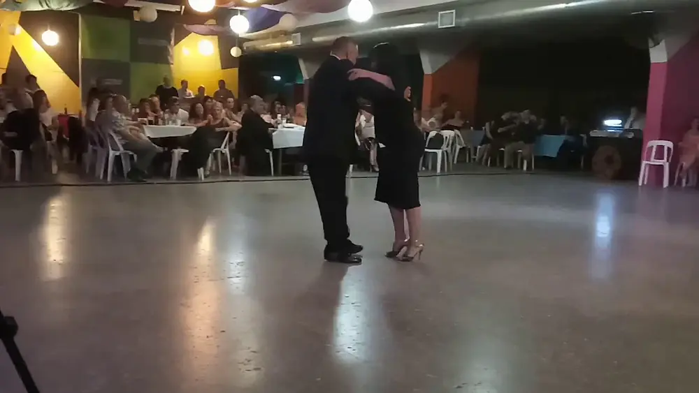 Video thumbnail for Juntada milonguera Azul 2019 - Lorena Bouzas y Paulo Bidart - 2/3 - 17/11/19