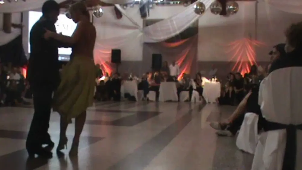 Video thumbnail for ALEJANDRA MANTIÑAN Y MARTIN OJEDA. 3 de 5. Milonga Nostalgias, Santa Fe. 21/4/2012