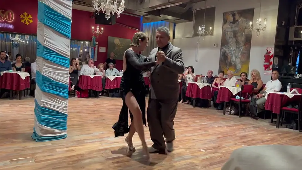 Video thumbnail for Porteño j Bailarin en El Beso  Ricardo Calvo y Sandra Messina
