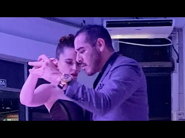 Video thumbnail for Valsecito criollo (D'Arienzo) Mara Oviedo y Sebastián Fernández. Tango Bar. 7may25 (3/4)