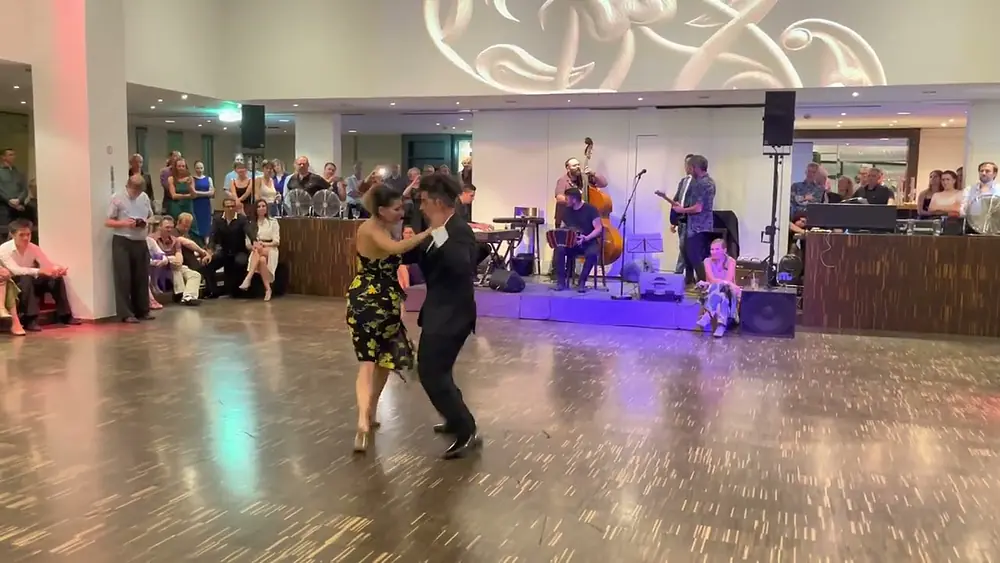 Video thumbnail for EL CACHIVACHE Tango con Martin Troncozo - Bailan Rodrigo Fonti y Yamila Ivonne. MILONGA La Cicatriz