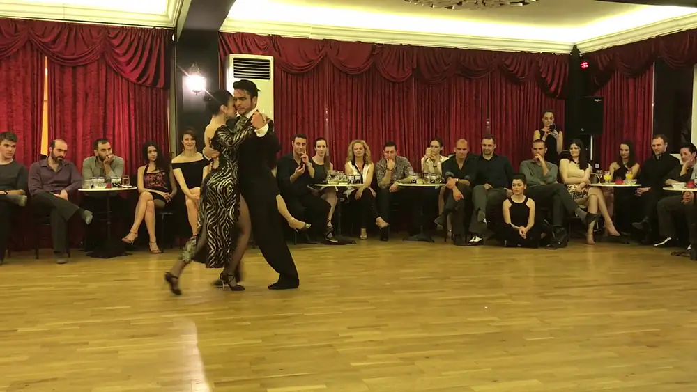 Video thumbnail for Alexander Moncada Rojas y Lía Selalmazidi bailan La Cachila en milonga El Cabeceó, Grecia