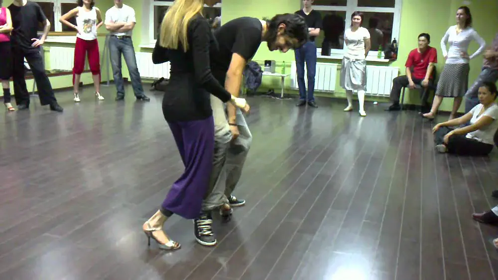 Video thumbnail for Pedro Farias y Julieta Falivene. Lesson 1 gancho. White tango Festival in Moscow 2010.