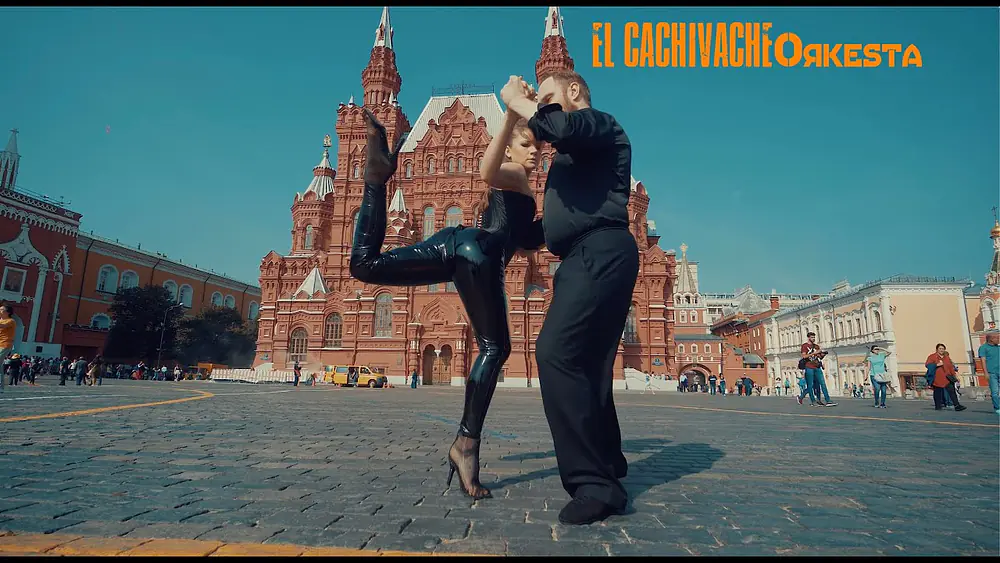 Video thumbnail for Katy Simonova y Stas Fursov bailan un tango en la Plaza Roja - El Cachivache en Moscu