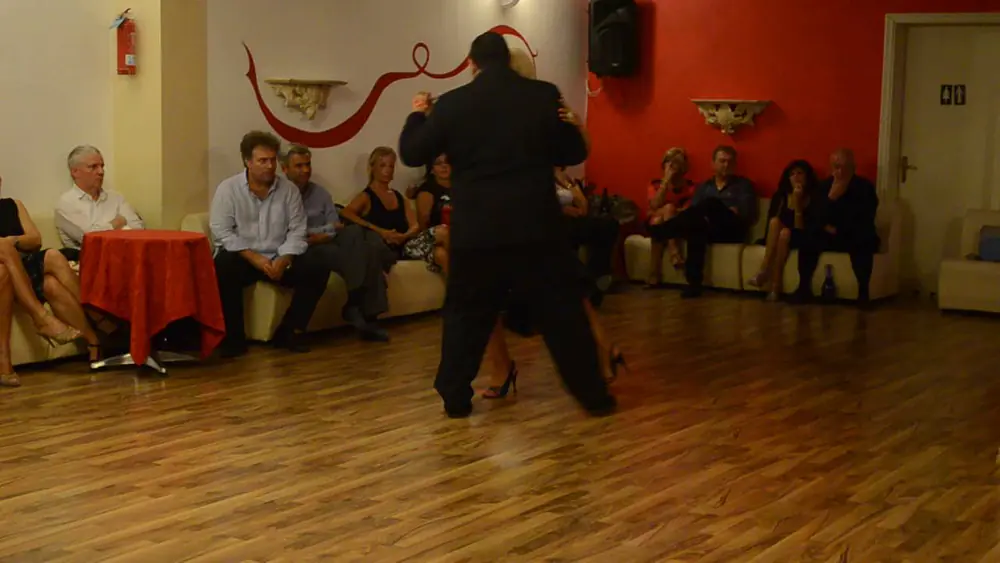 Video thumbnail for Leo Ortiz e Yanina Erramouspe @Milonga La Rotonda 2di4