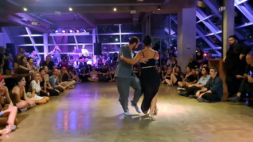 Video thumbnail for Corina Herrera y Pablo Rodriguez - Lluvia de abril (1/4)