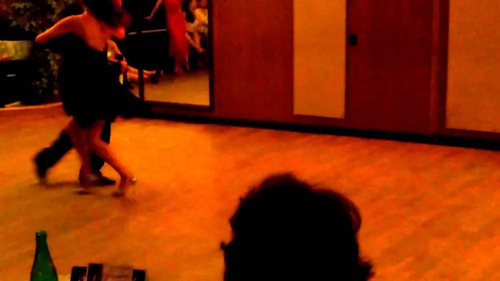 Video thumbnail for Ángeles Chañaha & Raúl Navalpotro, "Trago amargo" (Juan D'Arienzo)