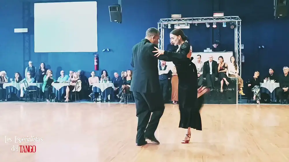 Video thumbnail for Aldana Valentina y Roberto Zuccarino @ La Bombonera Milonga, Napoli 2023_3/4
