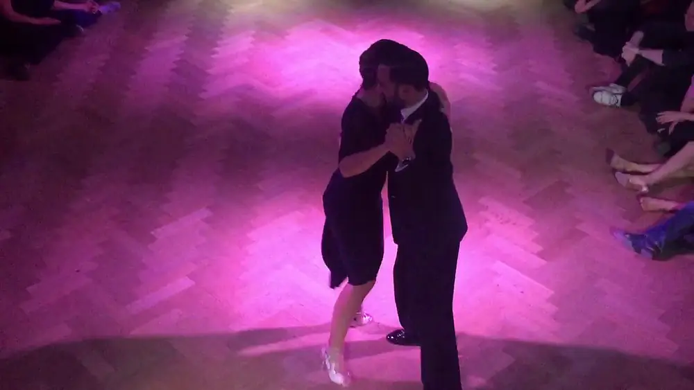 Video thumbnail for Fausto Carpino y Stephanie Fesneau bailan una milonga "La Vida Es Una Milonga" de Pedro Laurenz