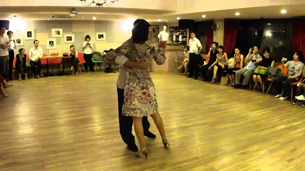 Video thumbnail for Roxana Suarez & Sebastian Achaval ~~~ Tango salon. Workshop.