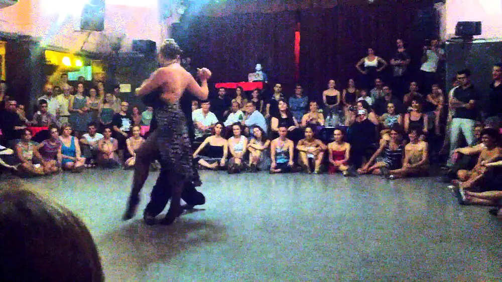 Video thumbnail for Ariadna Naveira & Fernando Sánchez, 'Violetas' (Castillo)