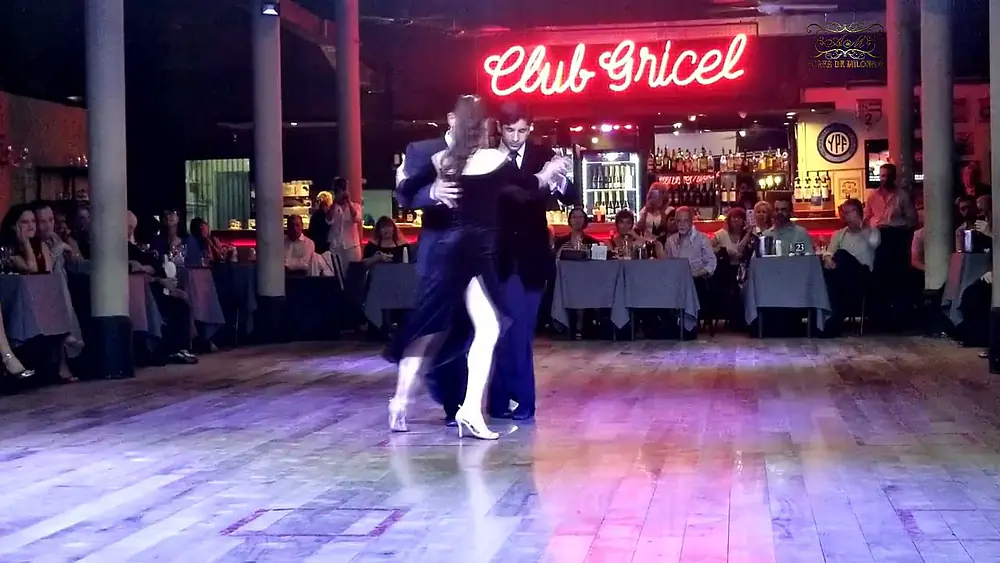 Video thumbnail for Trio de baile de tango vals, Daniel Juarez y Alejandra Armenti e hijo Valentín en Yira Yira milonga