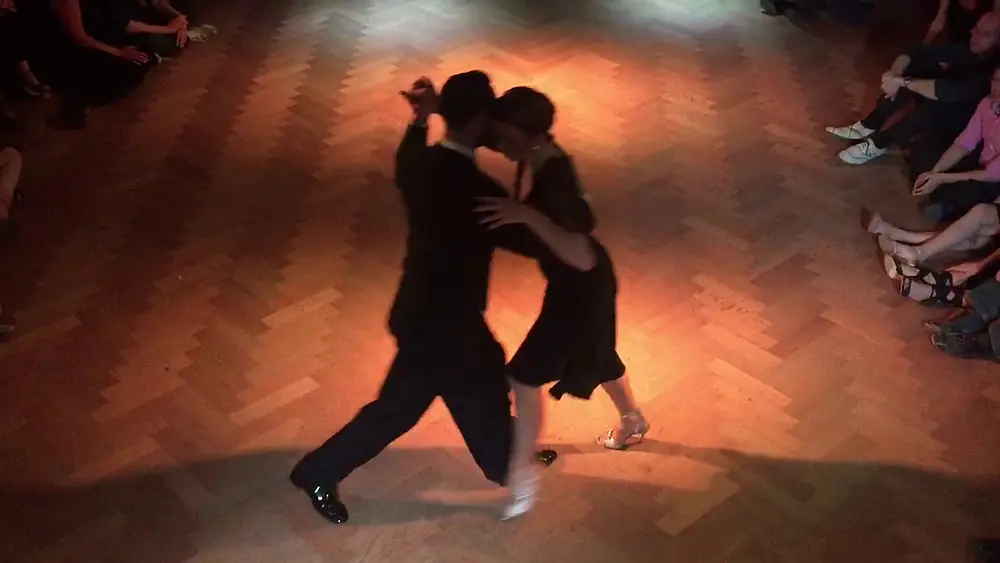 Video thumbnail for Fausto Carpino y Stephanie Fesneau bailan un tango "Color Cielo" de Juan d'Arienzo