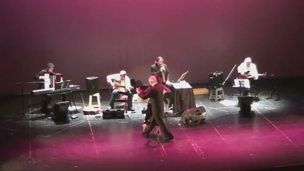 Video thumbnail for Juana García y Julio Robles - "Sous le Ciel de París" - 2014
