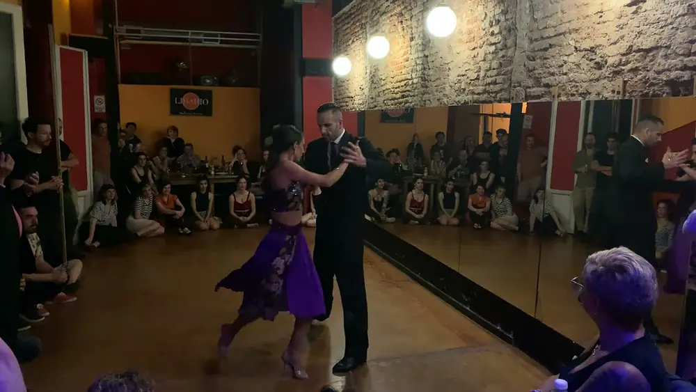 Video thumbnail for Virginia Vasconi y Juan Cupini bailan en La Cachivacheria Milonga! Tango